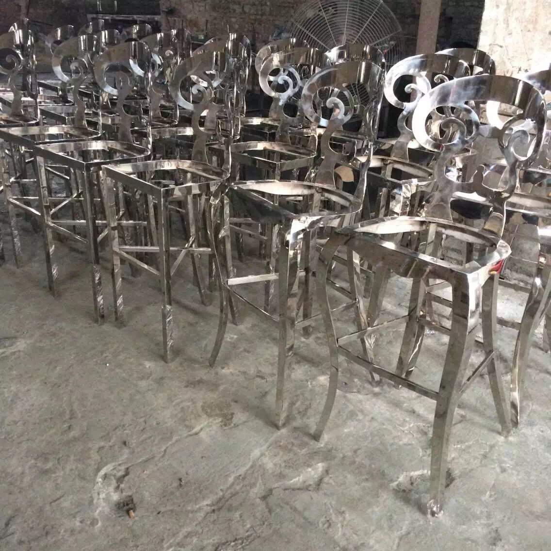 草莓短视频下载鈦金酒架